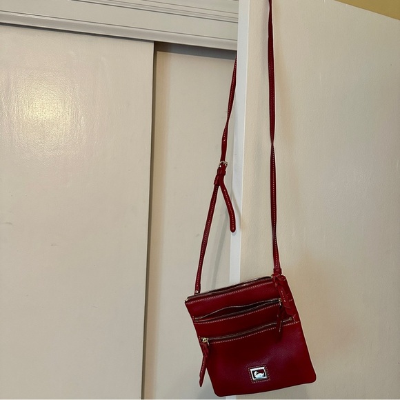Red leather pebble Triple Zip Crossbody Dooney & Bourke bag with gold hardware - Picture 3 of 8
